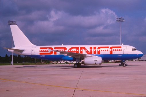 braniff_airways_airbus_a320-231_n901bn_july_1989